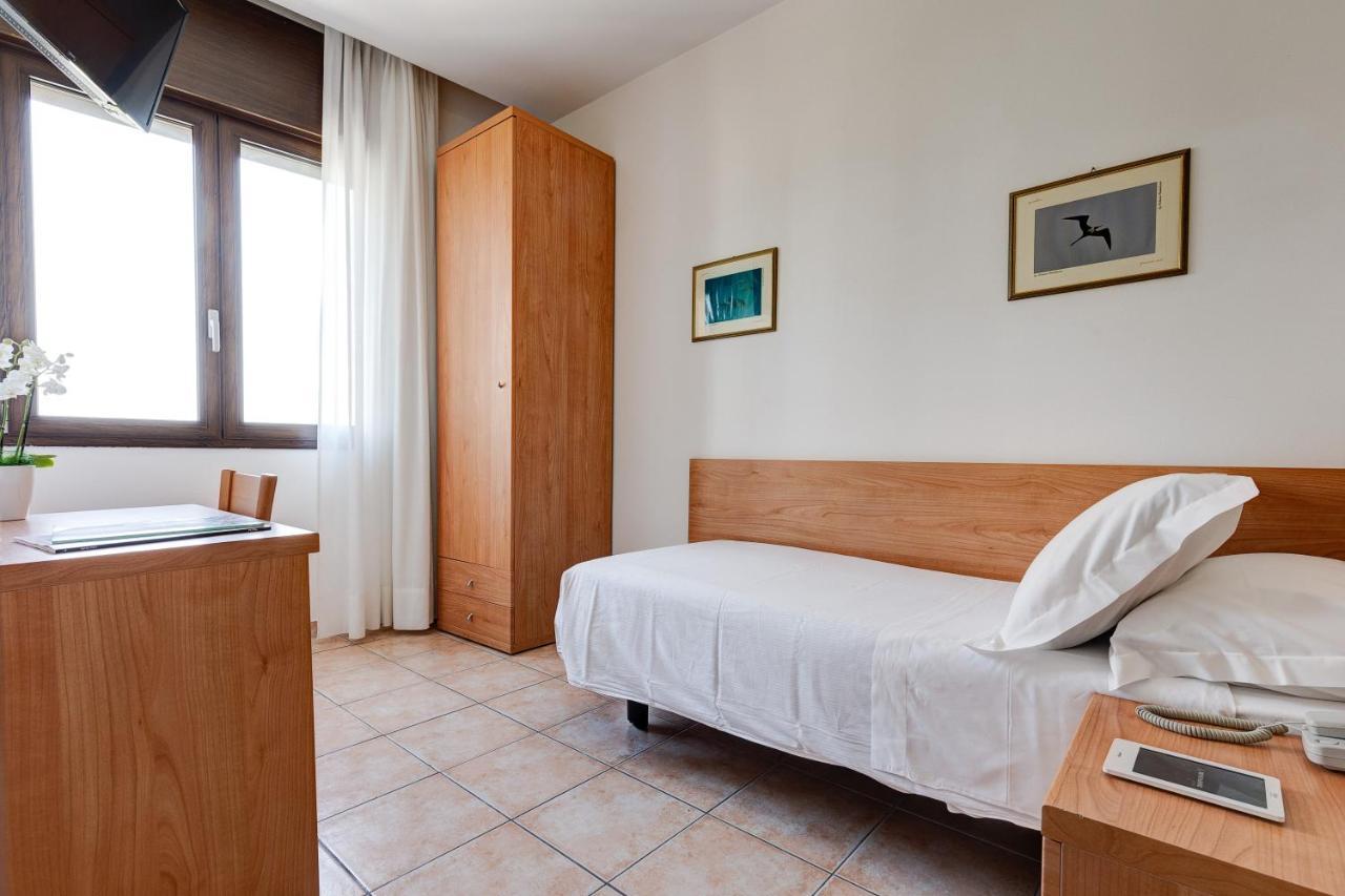 Hotel Piccadilly Лідо-ді-Єзоло Екстер'єр фото